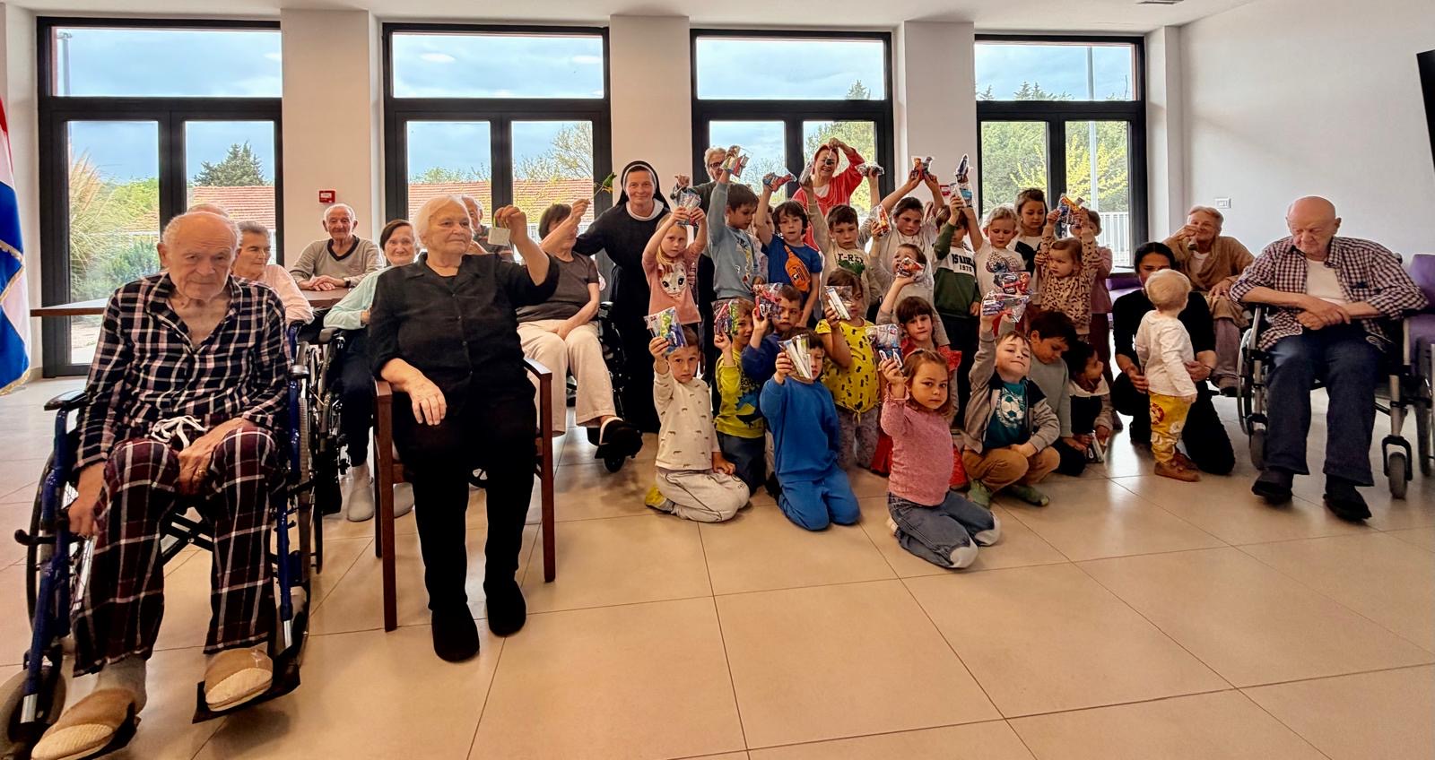 Pjesma i radost u Domu Primošten: Posjet mališana iz dječjeg vrtića 