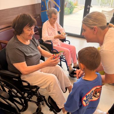 Pjesma i radost u Domu Primošten: Posjet mališana iz dječjeg vrtića 