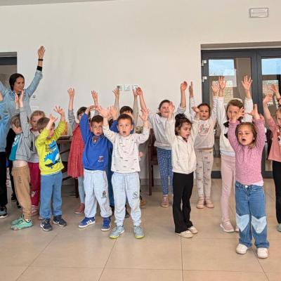 Pjesma i radost u Domu Primošten: Posjet mališana iz dječjeg vrtića 