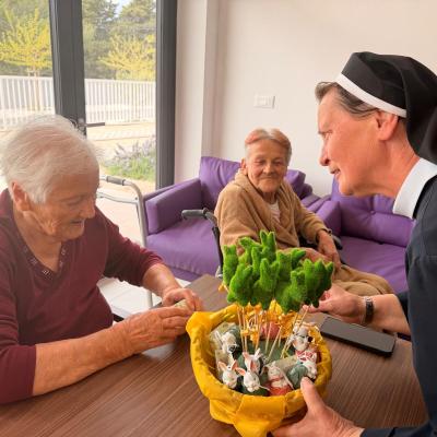 Pjesma i radost u Domu Primošten: Posjet mališana iz dječjeg vrtića 