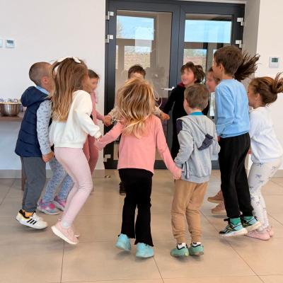 Pjesma i radost u Domu Primošten: Posjet mališana iz dječjeg vrtića 