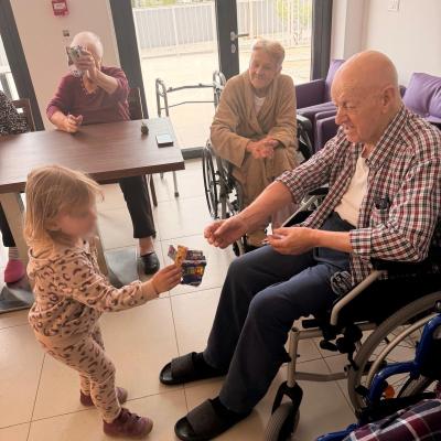 Pjesma i radost u Domu Primošten: Posjet mališana iz dječjeg vrtića 