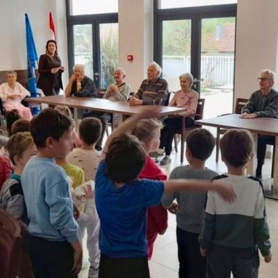 Pjesma i radost u Domu Primošten: Posjet mališana iz dječjeg vrtića 