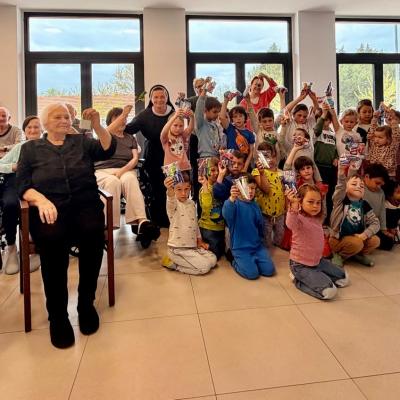 Pjesma i radost u Domu Primošten: Posjet mališana iz dječjeg vrtića 