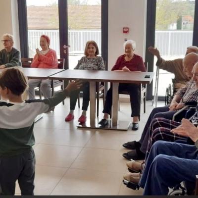 Pjesma i radost u Domu Primošten: Posjet mališana iz dječjeg vrtića 